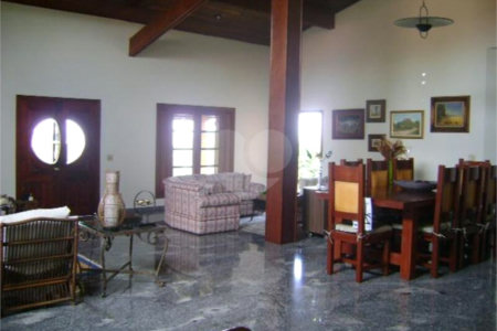 Casa à venda com 5 quartos, sendo 3 suítes, no condomínio Estância Marambaia, Vinhedo - SP