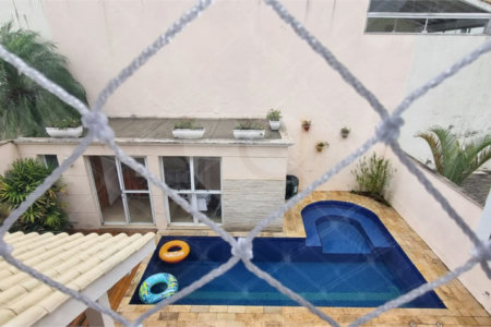Casa à venda com 4 quartos, sendo 2 suítes, no condomínio Casas de Windsor, São Paulo - SP