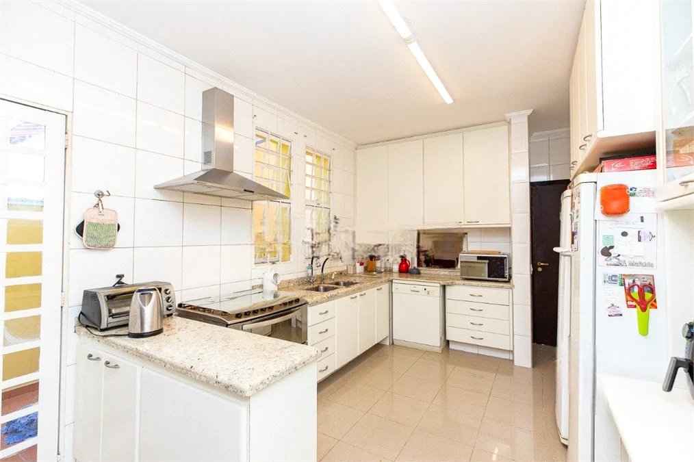 Sobrado à venda com 4 quartos, sendo 2 suítes, em Vila Madalena, São Paulo, SP