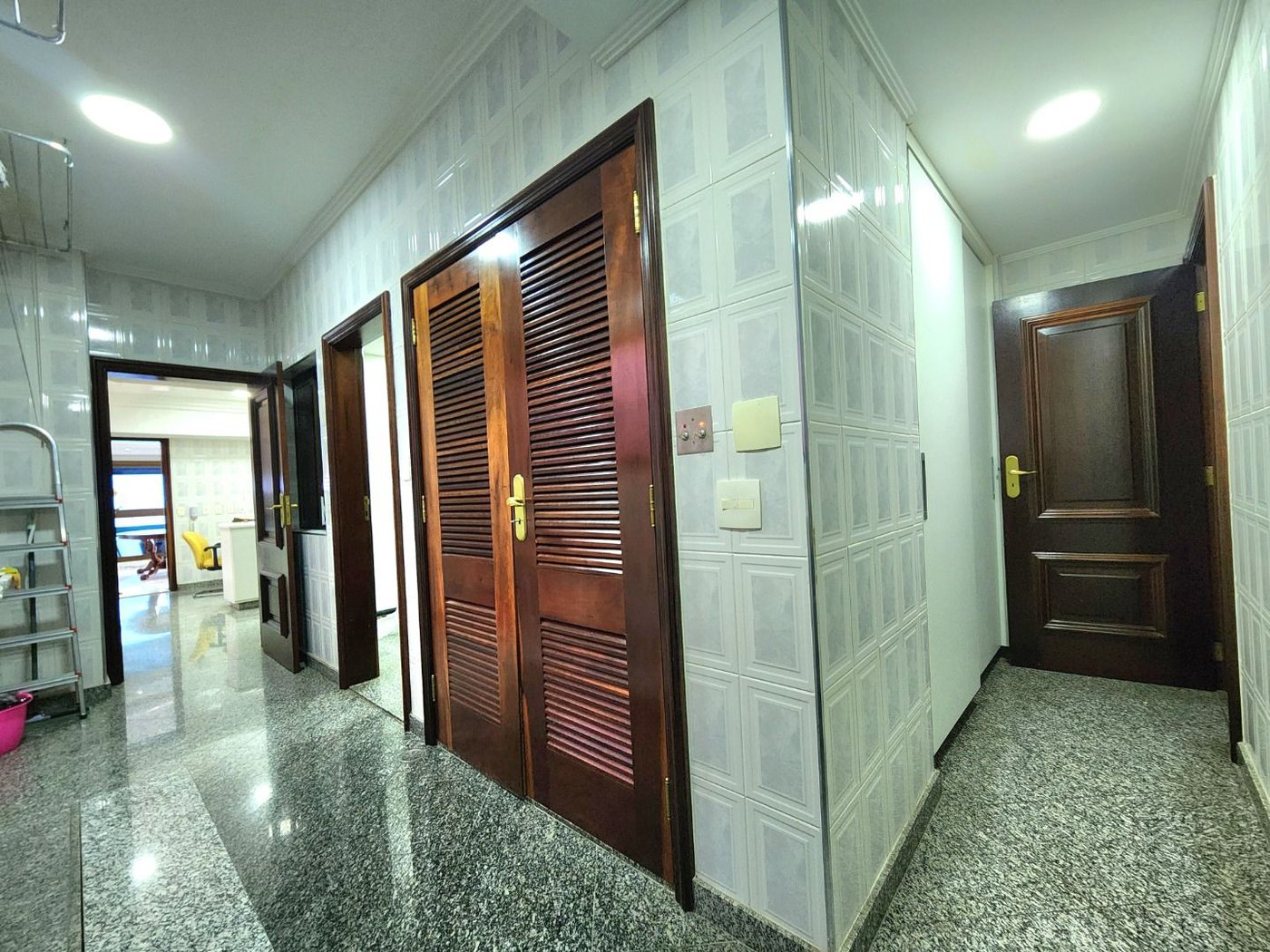 Apartamento Alto Padrão Frente Mar com 4 Dormitórios, 3 Suítes e 3 Vagas na Orla de Santos