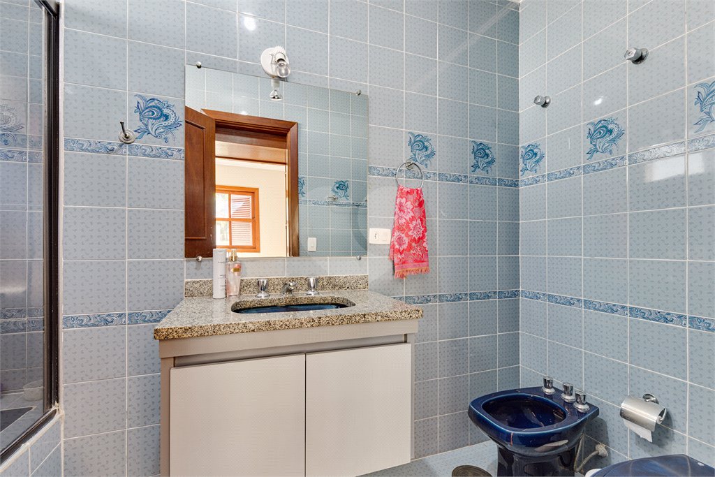 Casa à venda com 3 quartos, sendo 2 suítes, no condomínio Granja do Morumbi, São Paulo - SP