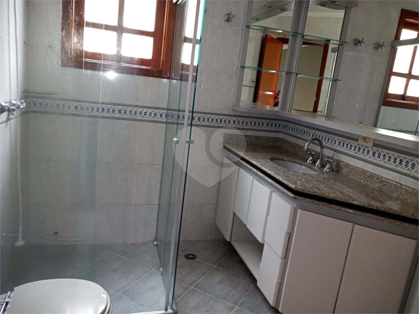 Sobrado à venda com 4 quartos, sendo 3 suítes, em Tremembé, São Paulo, SP