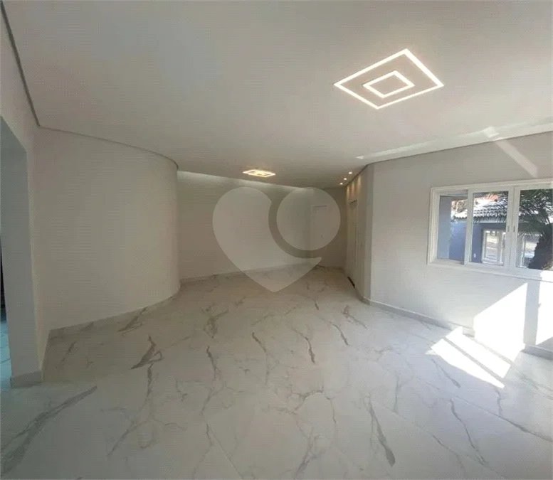 Casa à venda no bairro Dos Casa, em São Bernardo do Campo, com 280 m², 4 dormitórios, 3 suítes, 4 vagas, hidromassagem e fácil acesso às principais rodovias.