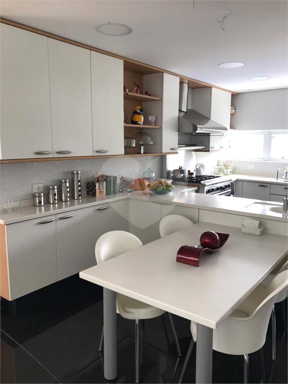 Casa à venda com 4 quartos, sendo 8 suítes, no condomínio Residencial Jd. Ibiratiba, São Paulo - SP