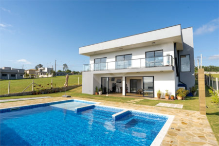 Casa à venda com 4 quartos, sendo 1 suíte, no condomínio Residencial Pinheiros do Lago, Alambari - SP