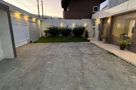 Casa à venda com 8 quartos, sendo 2 suítes, em Flórida, Praia Grande, SP