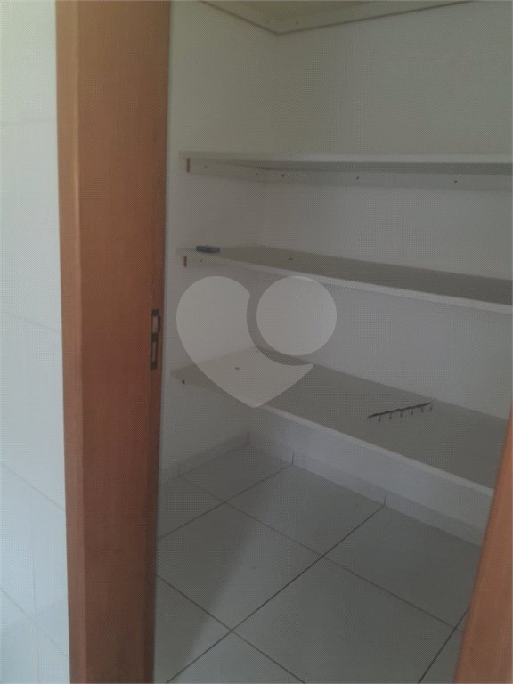 Casa à venda ou para alugar com 4 suítes em Chácaras São Carlos, Cotia, SP