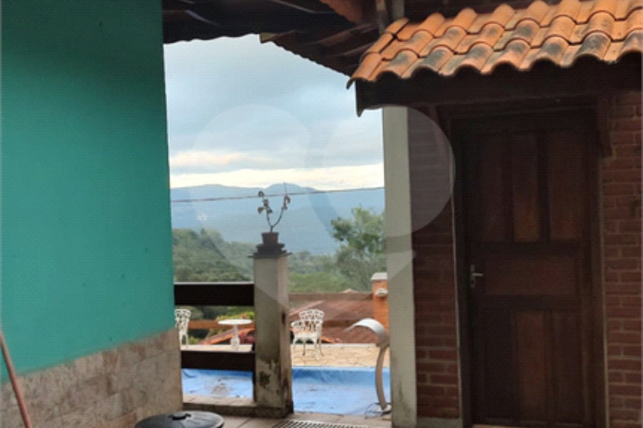 Casa à venda com 4 quartos, sendo 1 suíte, no condomínio Parque Suiça, Caieiras - SP