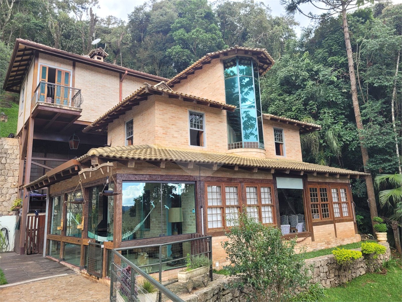 Sobrado à venda com 3 suítes em Serra da Cantareira, Mairiporã, SP