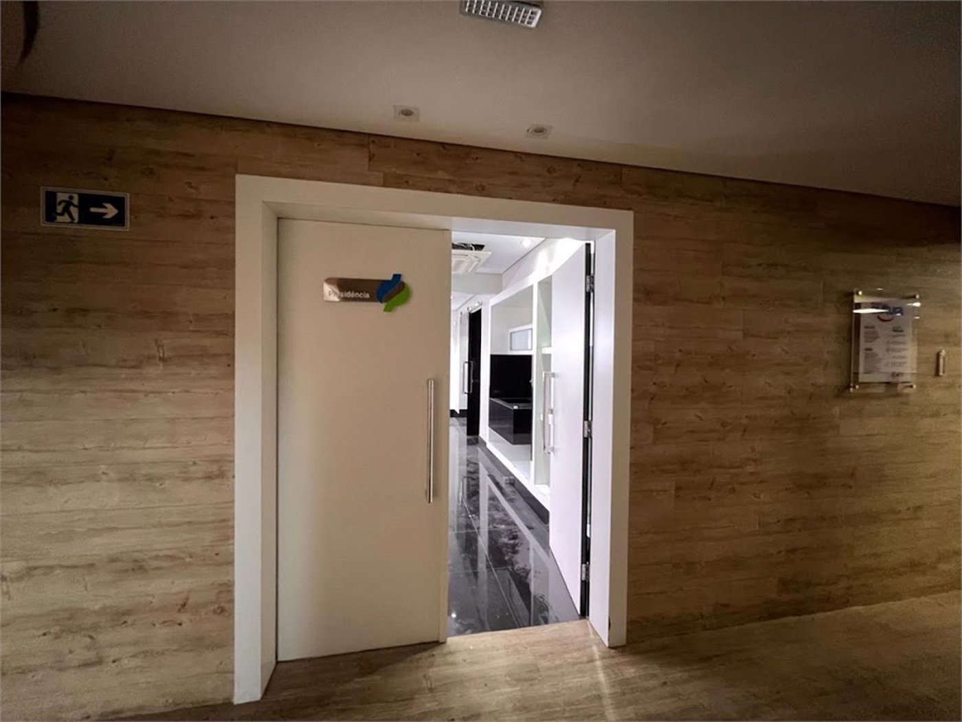 Prédio Corporativo em Santos | 4 Pavimentos | Galpão com Pé-Direito Duplo | Estrutura para +200 Pessoas | Compra Ou Locação