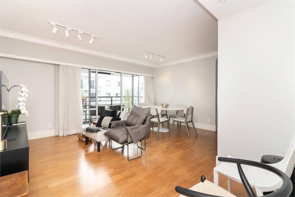 Apartamento à venda com 3 quartos, sendo 2 suítes, em Vila Olímpia, São Paulo, SP