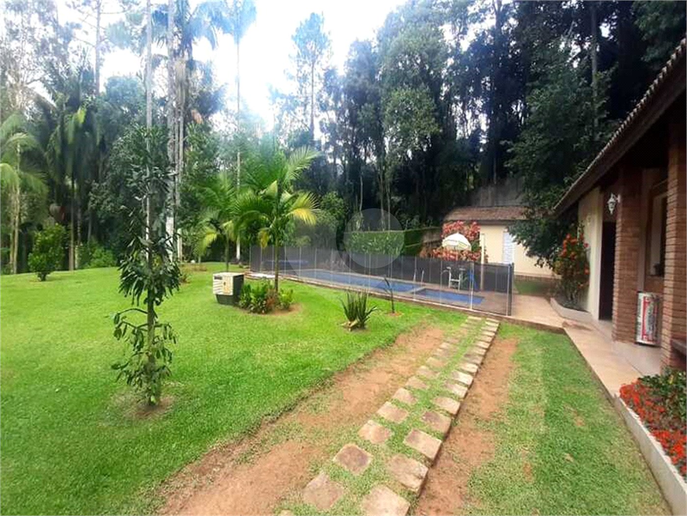 Sobrado à venda com 4 suítes em Serra da Cantareira, Mairiporã, SP