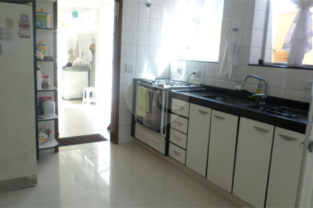 Sobrado à venda com 4 suítes em Recanto Impla, Carapicuíba, SP
