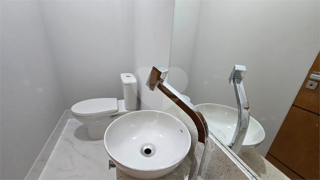 Sobrado à venda ou para alugar com 3 quartos, sendo 1 suíte,  em Parque Maria Domitila, São Paulo, SP