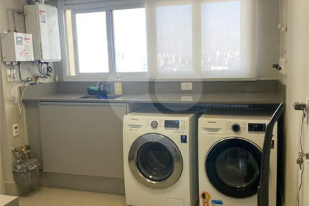Apartamento de 224m² com 4 dormitórios, 3 suítes, 4 vagas de garagem e deposito