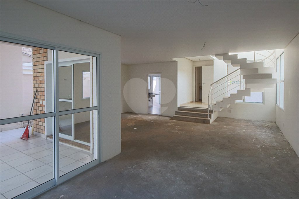 Casa à venda com 4 quartos, sendo 2 suítes, no condomínio Bristol Village, São Paulo - SP