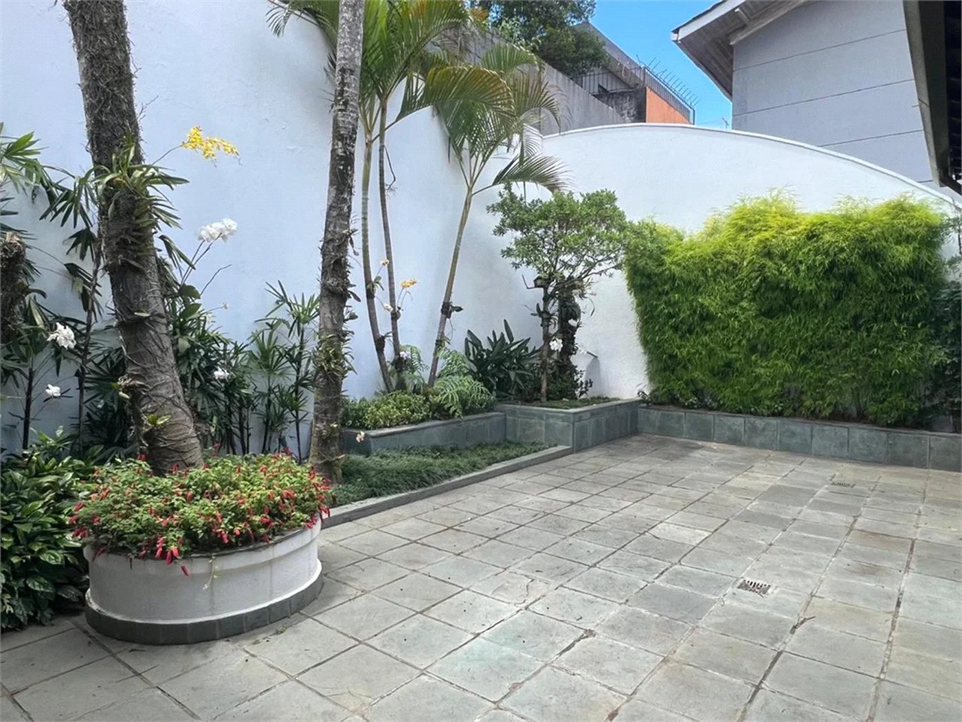 Casa à venda com 5 quartos, sendo 4 suítes, em Parque Maria Helena, São Paulo, SP