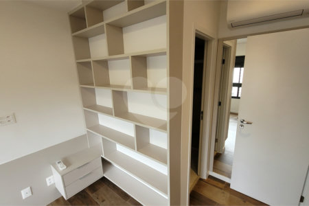 Apartamento de 2 quartos mobiliado à venda no Paraíso
