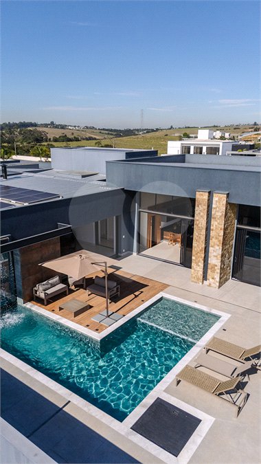 Indaiatuba - Quintas da Terracota - 1252 m² de terreno - casa térrea com 514 m² de área construída -3 vagas de garagem cobertas e 3 descobertas Lavabo - Sala de estar e jantar amplas e integradas - Escritório privativo - Cozinha toda equipada com geladeira, forno, micro-ondas, lava-louças,