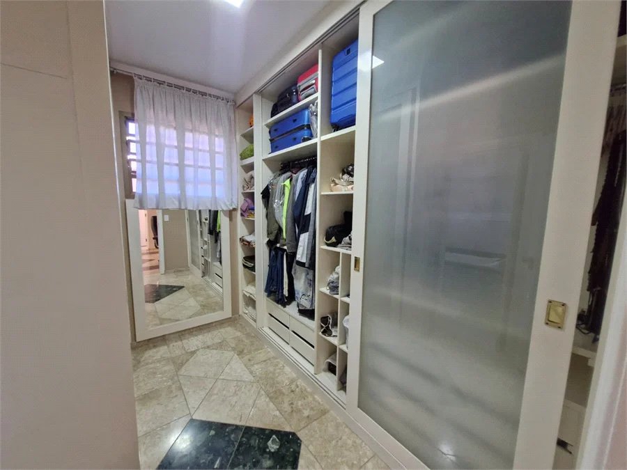 Casa à venda com 4 suítes no condomínio Villa Viana II, Cotia - SP