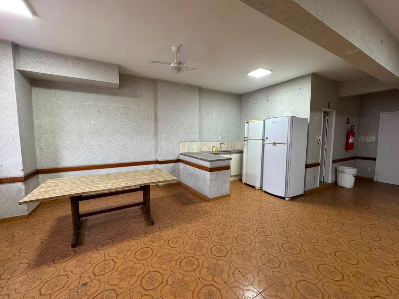 Apartamento com 2 dormitórios e suíte + dependência de serviço completa na Ponta da Praia – Localização privilegiada próximo à Praça Dino Bueno
