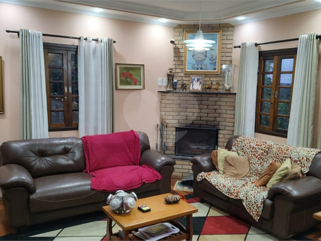 Casa à venda com 4 quartos, sendo 1 suíte,  no condomínio Parque Suiça, Caieiras - SP
