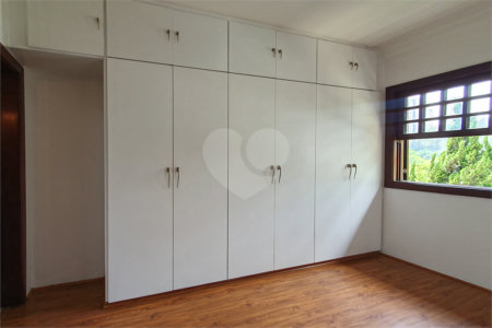 Casa à venda com 4 quartos, sendo 3 suítes,  no condomínio Vila das Flores, São Paulo - SP