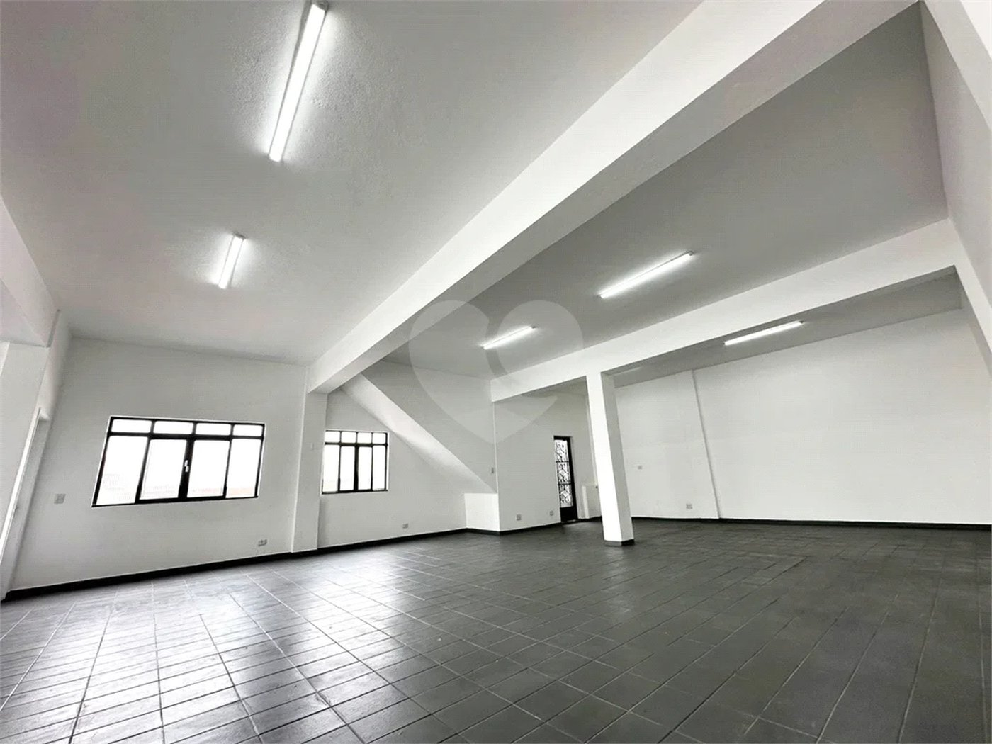 Galpão com 250m² , 4 vagas , para locação em Itaquera.