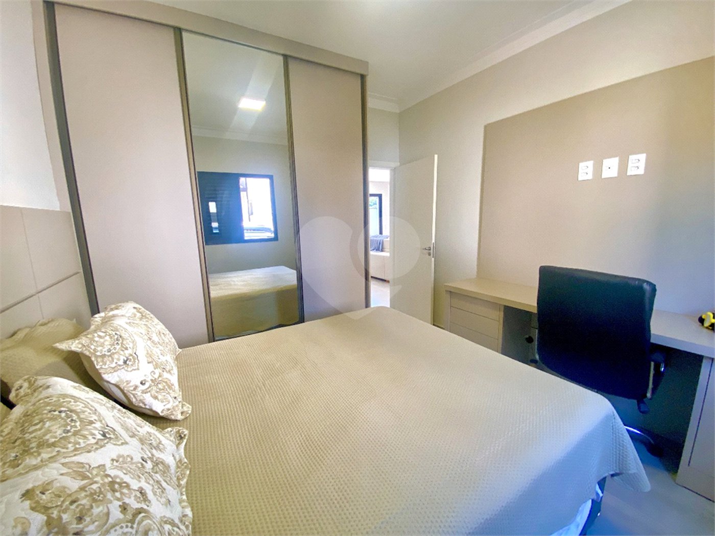 Casa à venda com 3 quartos, sendo 2 suítes, no condomínio Residencial Marchant Buarque, Atibaia - SP