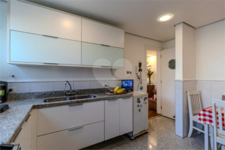 Sobrado à venda com 3 quartos, sendo 1 suíte, em Alto da Boa Vista, São Paulo, SP