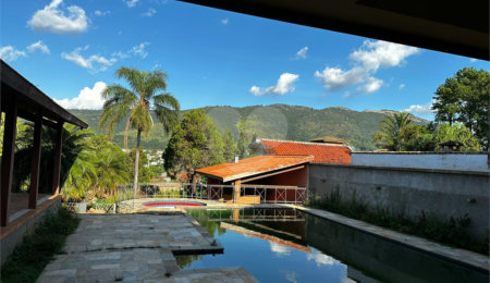 Casa à venda com 4 suítes em Vila Petrópolis, Atibaia, SP