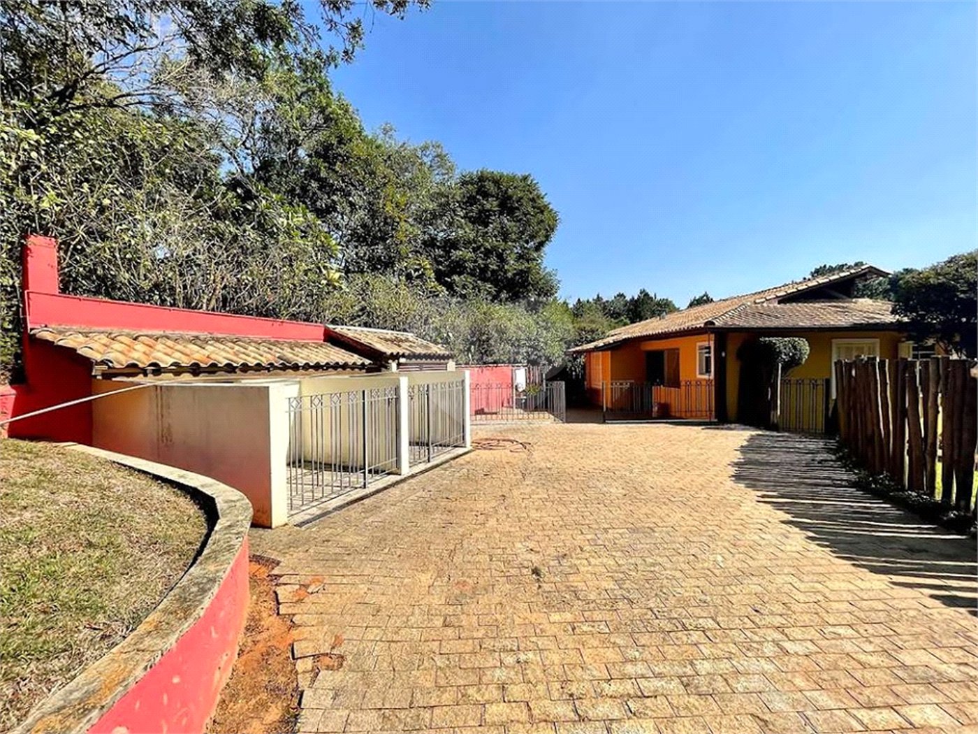 Casa à venda com 4 suítes no condomínio Jardim Mediterrâneo, Cotia - SP