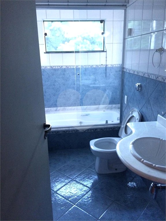 Casa à venda com 4 quartos, sendo 2 suítes, no condomínio Flamboyant, Atibaia - SP