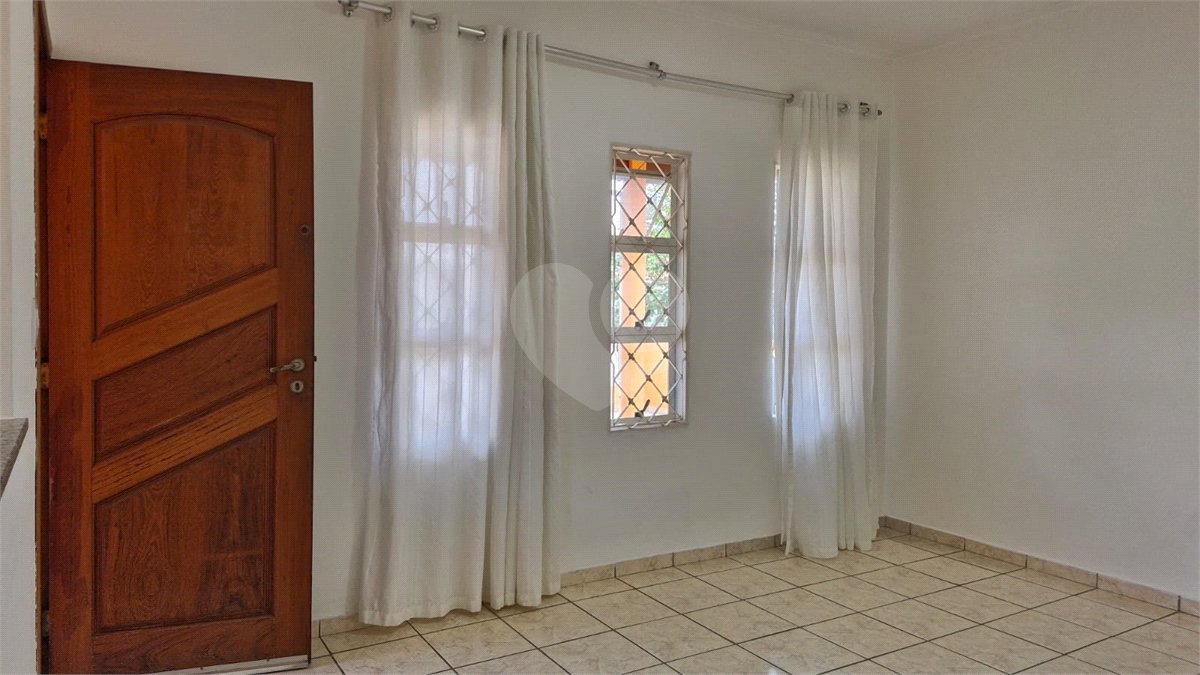 Casa para alugar com 3 quartos, sendo 1 suíte, no condomínio Santa Mônica, Atibaia - SP