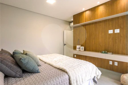 Casa Térrea – Condomínio Maria Cândida - 300 m² de terreno - 212 m² de área construída - 4 vagas de garagem, sendo 2 cobertas - Sala de jantar e estar integradas, com pé-direito duplo e cortina - 3 suítes com ar-condicionado, sendo 1 master com closet – planejado – Roupeiro – Escritório - Cozinha