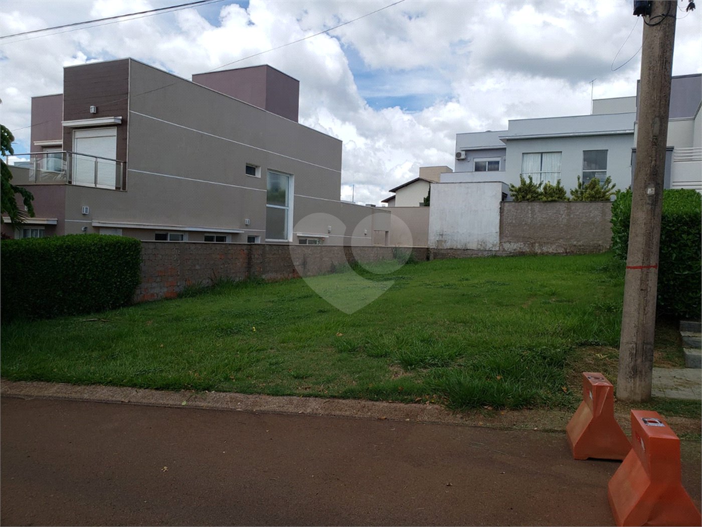 Vende-se terreno no Village Damha em Araraquara