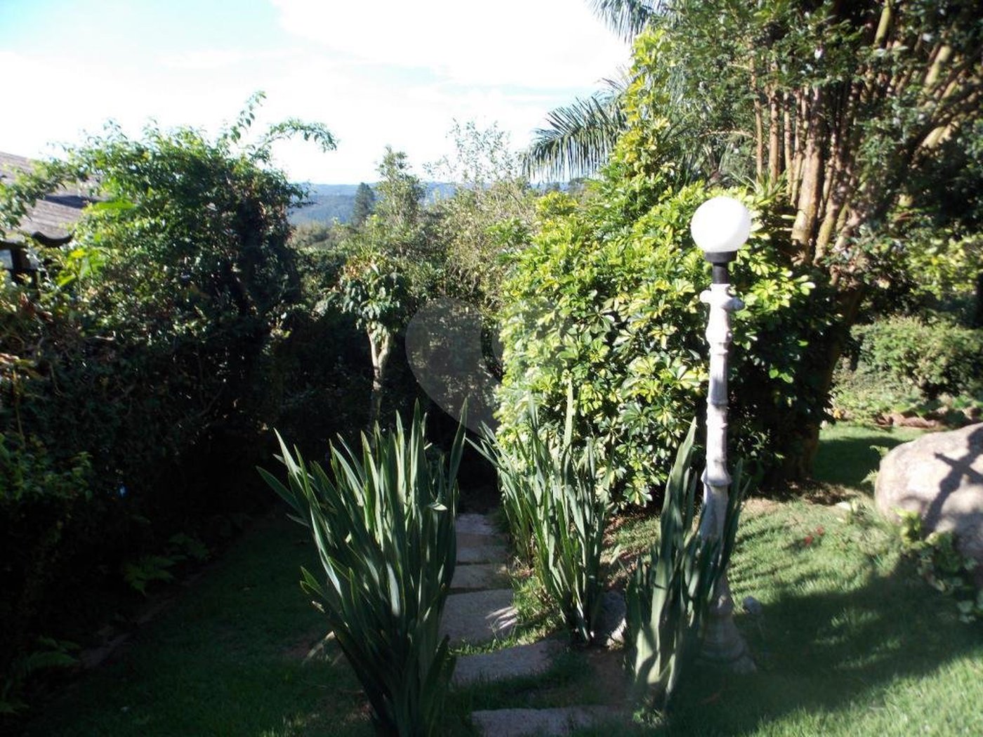 Sobrado à venda com 6 quartos, sendo 4 suítes, em Parque Petrópolis, Mairiporã, SP