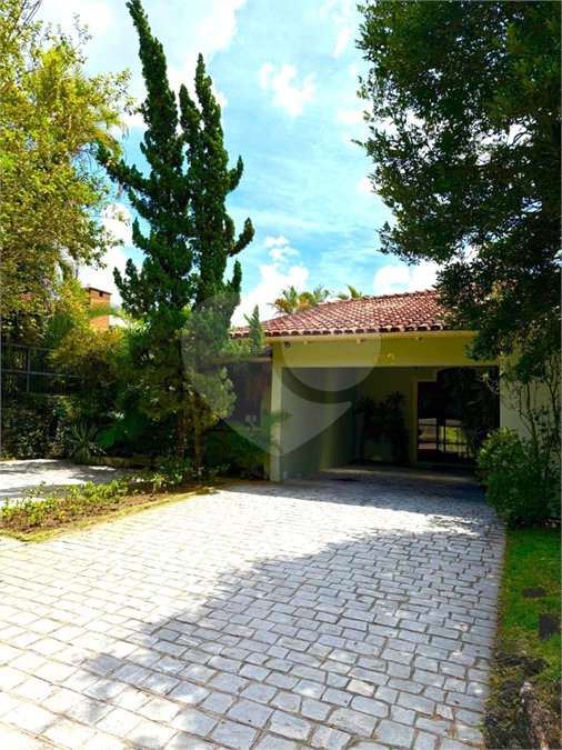 Sobrado à venda com 5 quartos, sendo 3 suítes,  em Jardim Leonor, São Paulo, SP