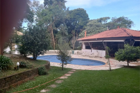 Chácara à venda com 7 quartos, sendo 3 suítes, em Saboó, São Roque, SP