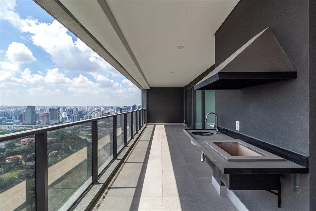 Apartamento à venda ou para alugar com 4 quartos, sendo 3 suítes,  em Jardim Morumbi, São Paulo, SP