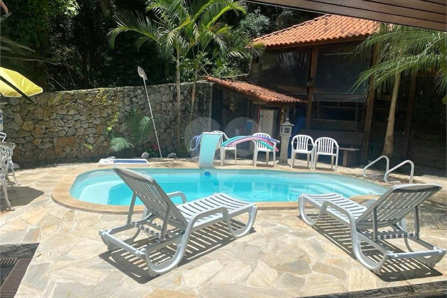 Casa à venda com 3 quartos, sendo 1 suíte, no condomínio Associação Reserva das Hortênsias, Mairiporã - SP
