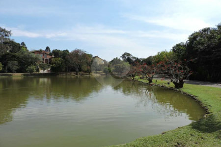 Casa à venda com 4 quartos, sendo 2 suítes,  no condomínio Granja Vianna II, Cotia - SP