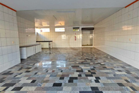 ?Oportunidade Única em São Carlos: Salão Comercial + Casa Independente nos Fundos – Ideal para Investidores!