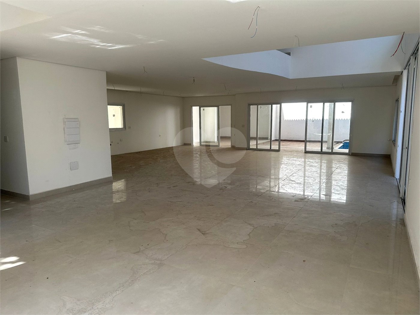 Casa à venda com 4 suítes no condomínio Villaggio Houda, São Paulo - SP