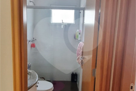 Casa à venda com 4 quartos, sendo 2 suítes, no condomínio Casas de Windsor, São Paulo - SP
