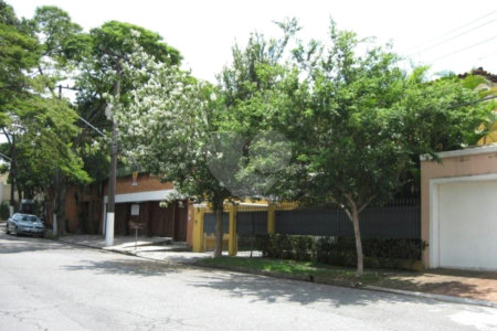 Casa à venda com 4 quartos, sendo 2 suítes,  em Jardim Leonor, São Paulo, SP