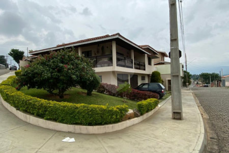 Casa à venda com 4 quartos, sendo 1 suíte, no Centro, Bom Jesus dos Perdões, SP