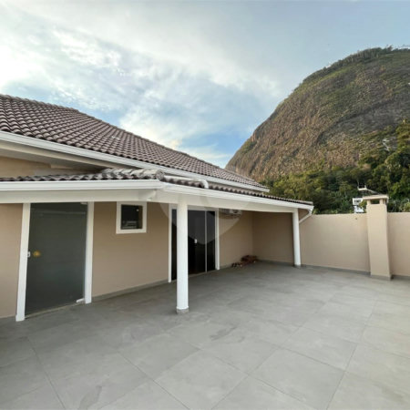 Casa à venda com 4 quartos, sendo 2 suítes, no condomínio Pedra Mar, Rio de Janeiro - RJ