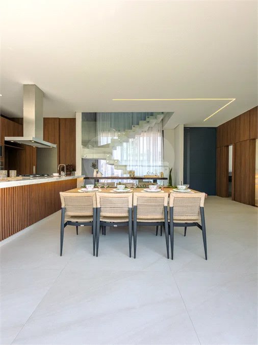 Indaiatuba - Condominio Villa Sapezal - 318 m² de Terreno - 230 m² de Área Construída - 3 suítes, sendo 1 Master com closet planejado - Sala de TV - Sala de estar integrada à Sala de jantar - Cozinha com móveis planejados - Despensa - Escritório planejado - Lavabo - Piscina com preparação para aquec