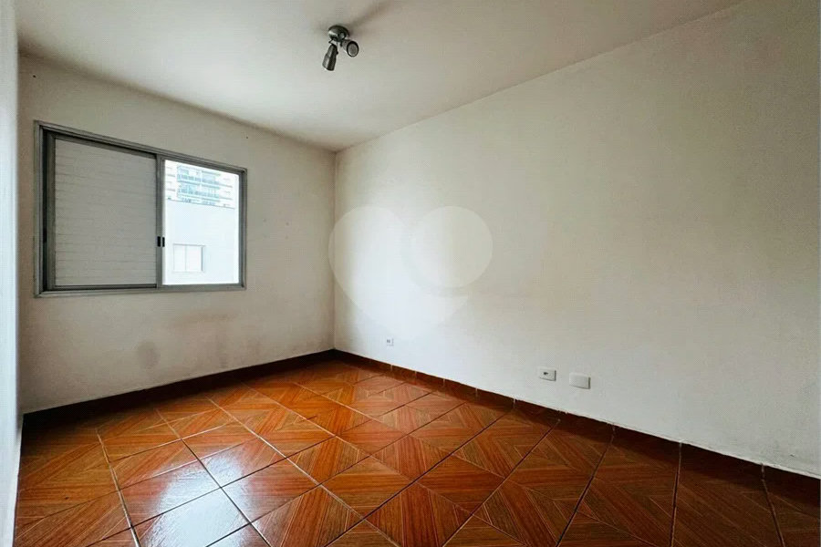 Vende-se Apartamento de 2 Quartos com Sacada na Vila Mascote